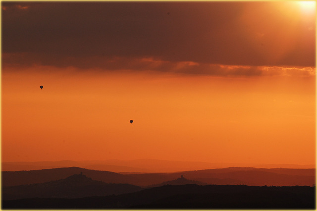 Abendstimmung mit zwei Ballonen im Hinter-taunus